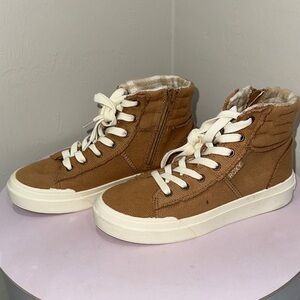 NWT: Roxy Tan Corduroy boots with Cream Soles